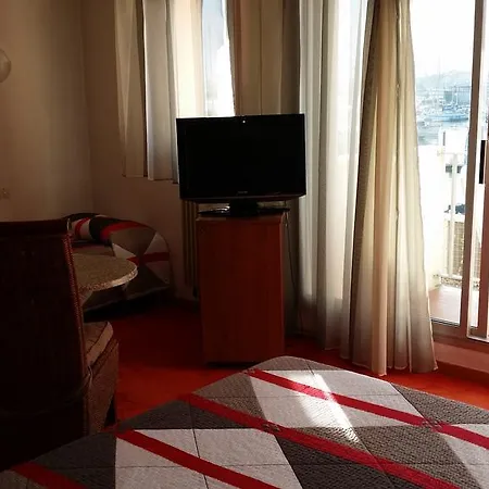 La Voile D' Or Seul Sur Le Port Szálloda 3*