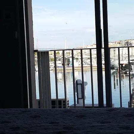 La Voile D' Or Seul Sur Le Port Agde